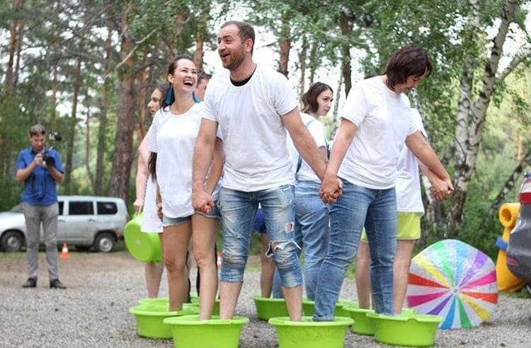 Коллектив проходит эстафету в связке — программа на сплочение команды